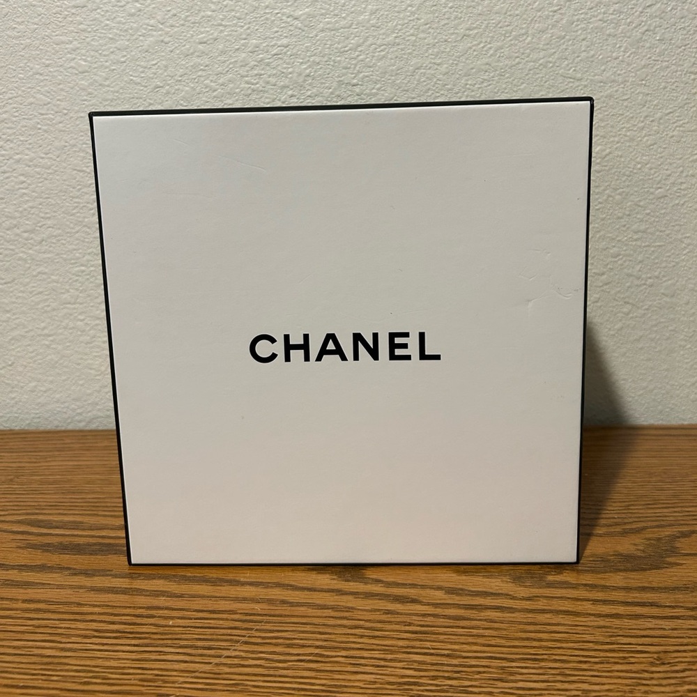 CHANEL White Gift Box
